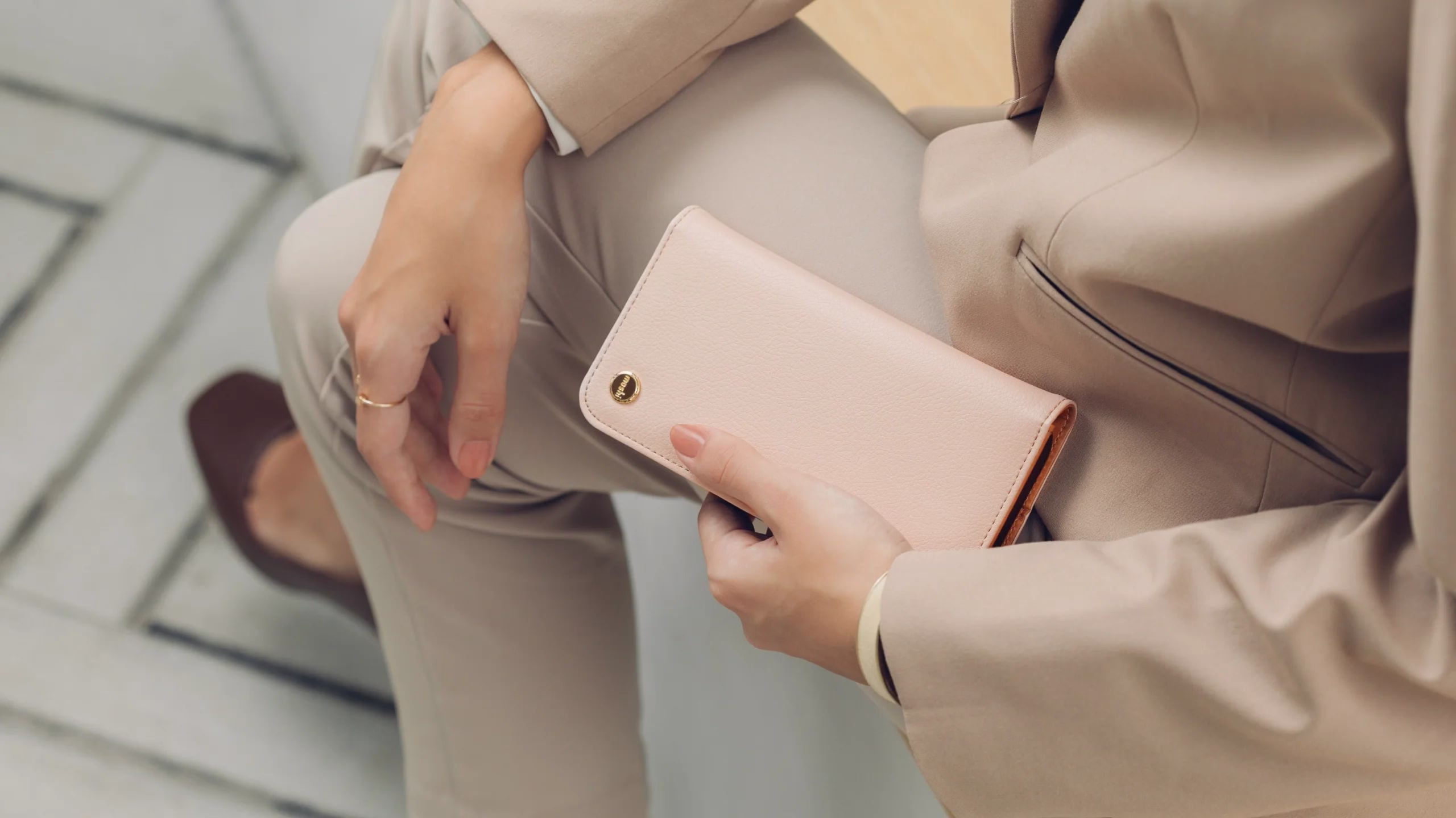 Чохол-книжка Moshi Overture Premium Wallet Case Luna Pink для iPhone 12/12 Pro - 1